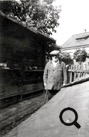 Lorenz Kiemayer vorm Bienenstand